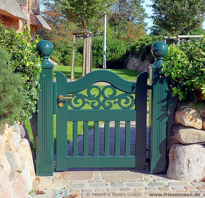 Gartentor im Sylter Friesenstil - Holztor FRIESLAND - Hartholz weiß oder farbig lackiert - Einfahrtstore von Peters + Peters.