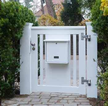 Einzeltor Gartentür mit Briefkasten - Anblick von hinten