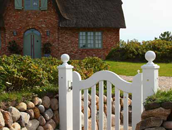 Sylter Gartentor mit Satteldach - Friesentor SCHLESWIG aus dauerhaftem Hartholz - Maßanfertigung von Peters + Peters.