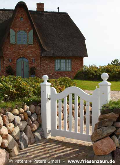 Sylter Gartentor mit Satteldach - Friesentor SCHLESWIG aus dauerhaftem Hartholz - Maßanfertigung von Peters + Peters.
