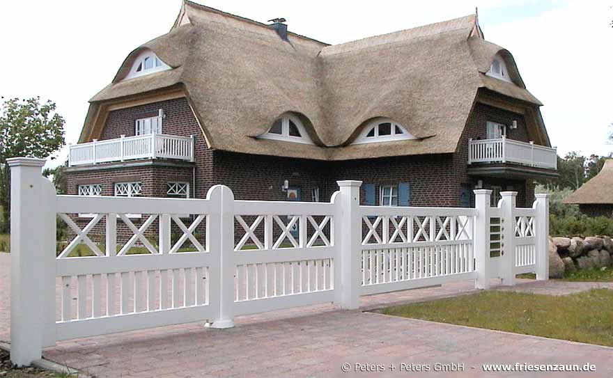 Weiße Holzgeländer - Balkongeländer im Sylter Friesenstil mit weißen Gartentoren Alt-Hamburg - die Gartentore mit den nordischen Kreuzen.