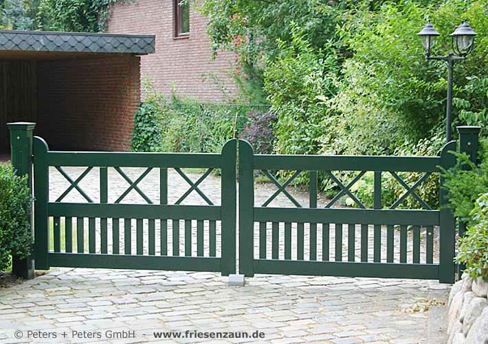 Sylter Gartentor mit Satteldach - Friesentor SCHLESWIG aus dauerhaftem Hartholz - Maßanfertigung von Peters + Peters.