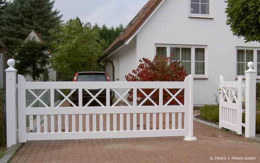 Sylter Gartentor mit Satteldach - Friesentor SCHLESWIG aus dauerhaftem Hartholz - Maßanfertigung von Peters + Peters.