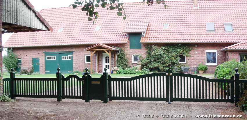 Sylter Gartentor mit Satteldach - Friesentor SCHLESWIG aus dauerhaftem Hartholz - Maßanfertigung von Peters + Peters.