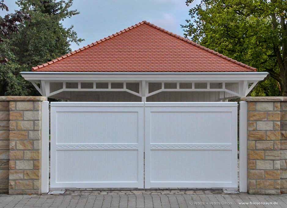 Maßgefertigtes Holztor - Wetterfest lackierte Gartentore aus wertvollem Hartholz mit gemauerten Pfosten und elekt. Torantrieb.