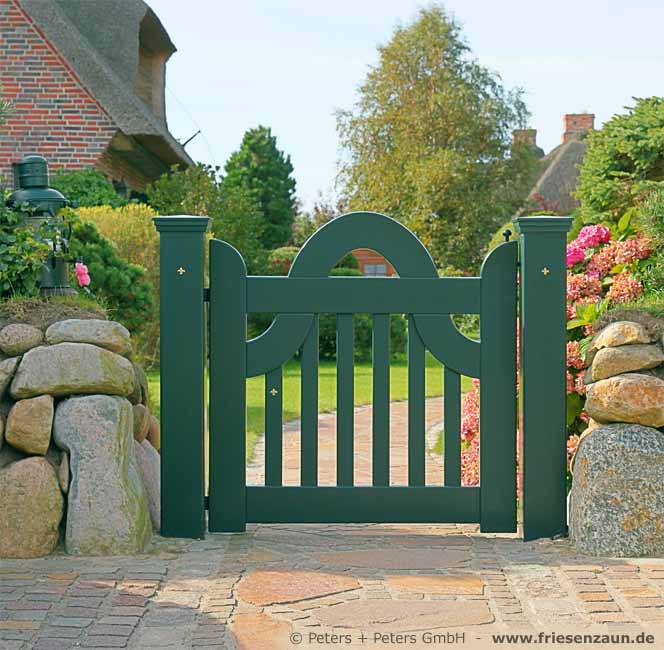 Gartentür im Friesenstil - Holzpforte LUXUS im Sylter Friesenwall.