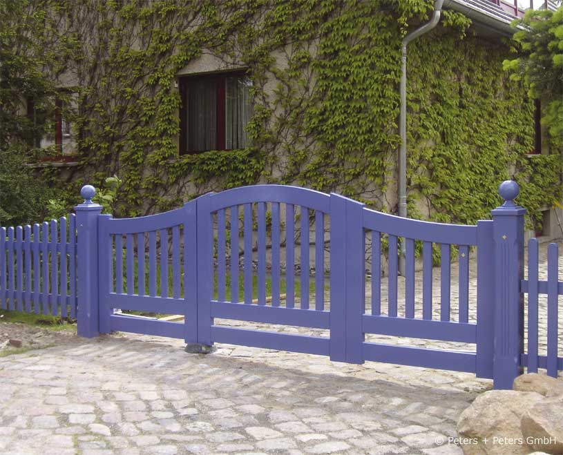 Blaues Gartentor - Sylter Friesentor mit Torautomatik - Elektrischer Torantrieb.