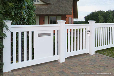 Gartenzaun - Holzzaun - Friesenzaun:  Weiße Holztore von Peters + Peters werden nach Maß gefertigt - Zubehör komplett aus V2A-Edelstahl.