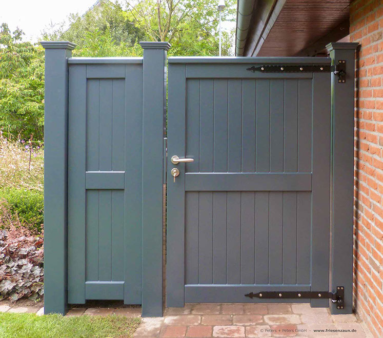 Hohes Sichtschuz-Einzeltor mit angepasstem Seitenelement - RAL Farbton 7016 - anthrazitgrau