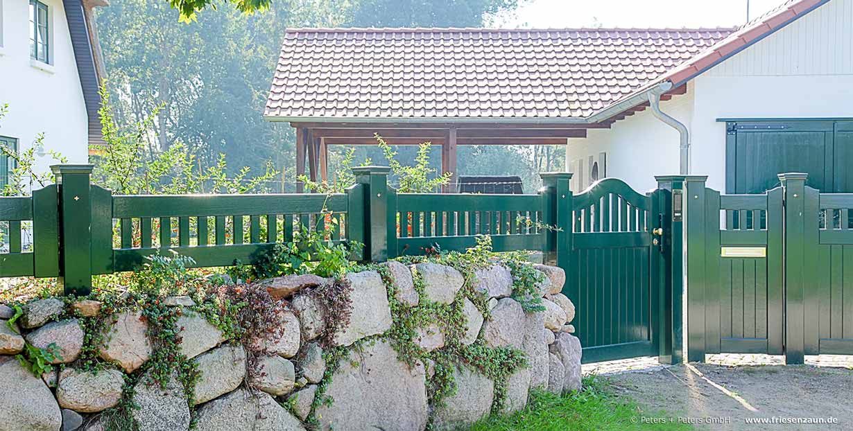 Grün lackierte Hartholz Gartentoranlage mit einem Sichtschutztor - Einzeltor und Doppeltor - Gartenzaun nach Maß gefertigt.