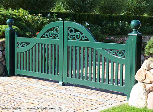 Gartentor im Sylter Friesenstil - Holztor FRIESLAND - Hartholz weiß oder farbig lackiert - Einfahrtstore von Peters + Peters.