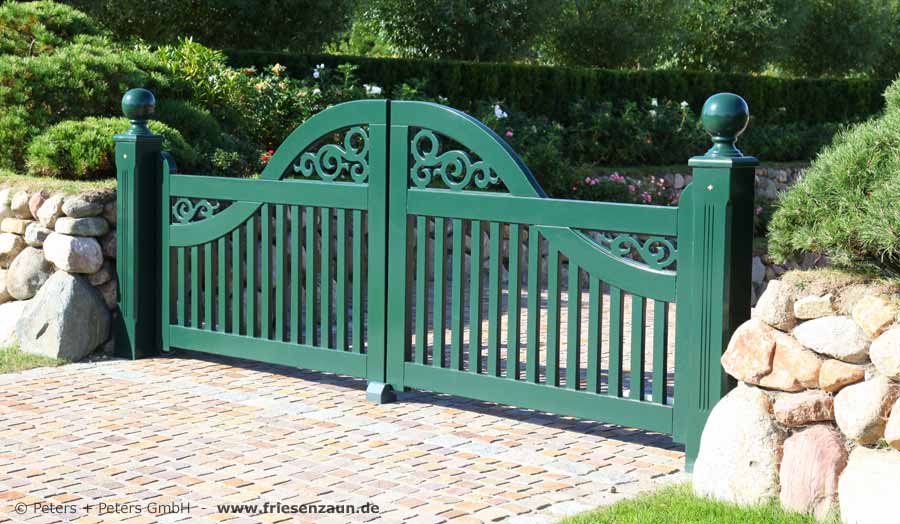 Gartentor im Sylter Friesenstil - Holztor FRIESLAND - Hartholz weiß oder farbig lackiert - Einfahrtstore von Peters + Peters.