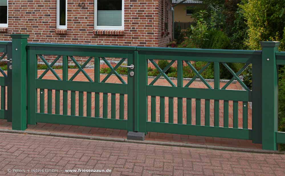 Sylter Gartentor mit Satteldach - Friesentor SCHLESWIG aus dauerhaftem Hartholz - Maßanfertigung von Peters + Peters.