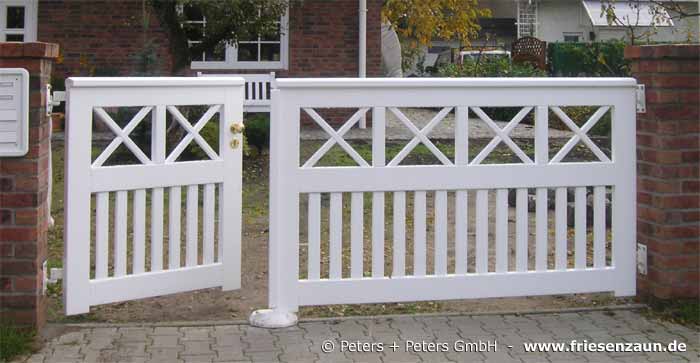 Sylter Gartentor mit Satteldach - Friesentor SCHLESWIG aus dauerhaftem Hartholz - Maßanfertigung von Peters + Peters.