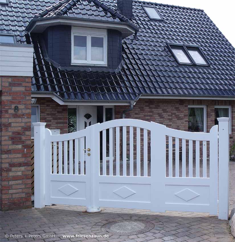 Sylter Friesentor -  Schutz für Ihr Anwesen - Weißes Sichtschutztor mit Rautenfüllung und asymmetrische Aufteilung - 1/3 zu 2/3 Torflügel.