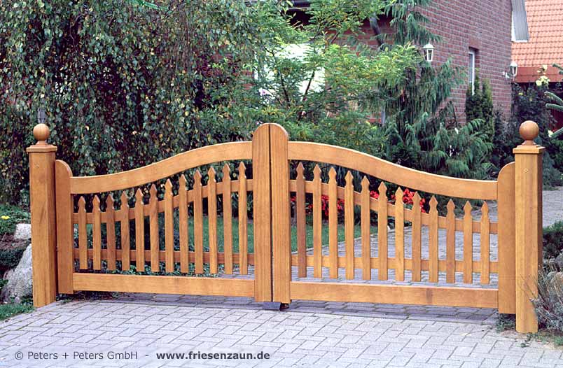 Sylter Gartentor mit Satteldach - Friesentor SCHLESWIG aus dauerhaftem Hartholz - Maßanfertigung von Peters + Peters.