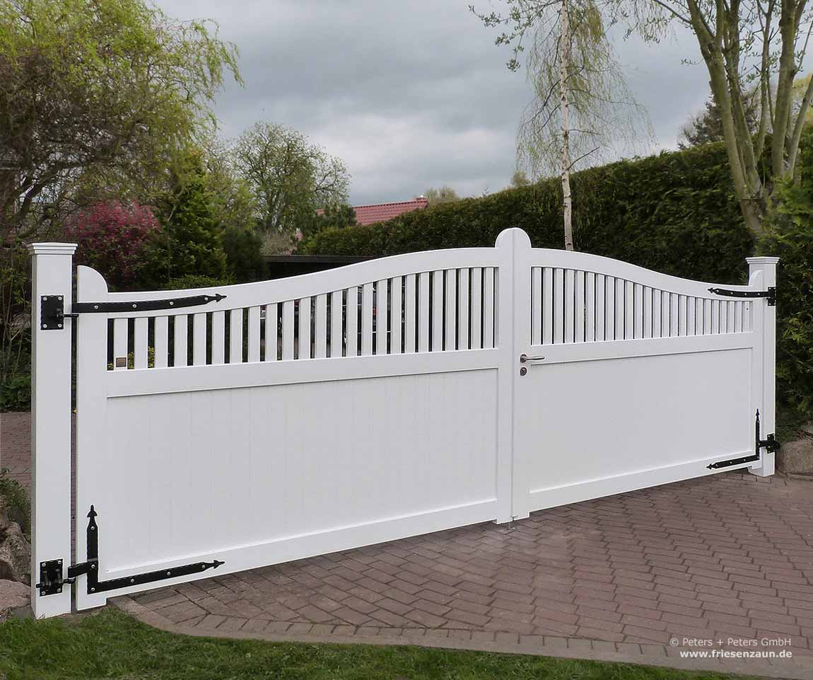 Sylter Gartentor mit Satteldach - Friesentor SCHLESWIG aus dauerhaftem Hartholz - Maßanfertigung von Peters + Peters.