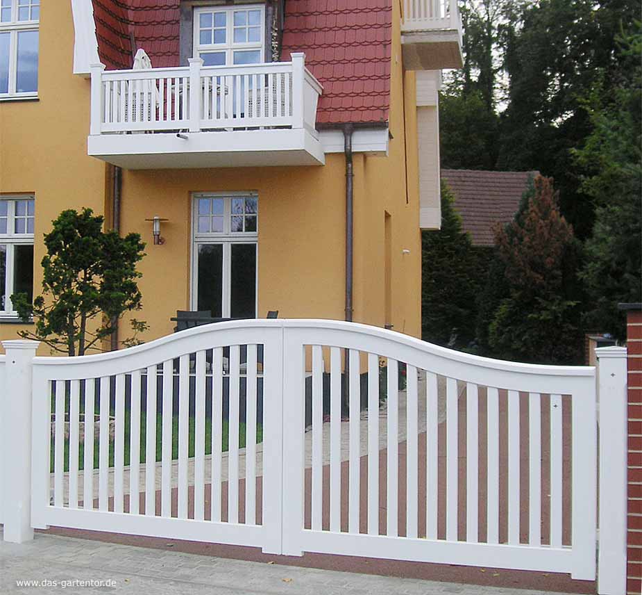 Weißes Gartentor SCHLESWIG und dazu passend das Balkongeländer - ebenfalls aus ODUM-IROKO Hartholz weiß endlackiert.