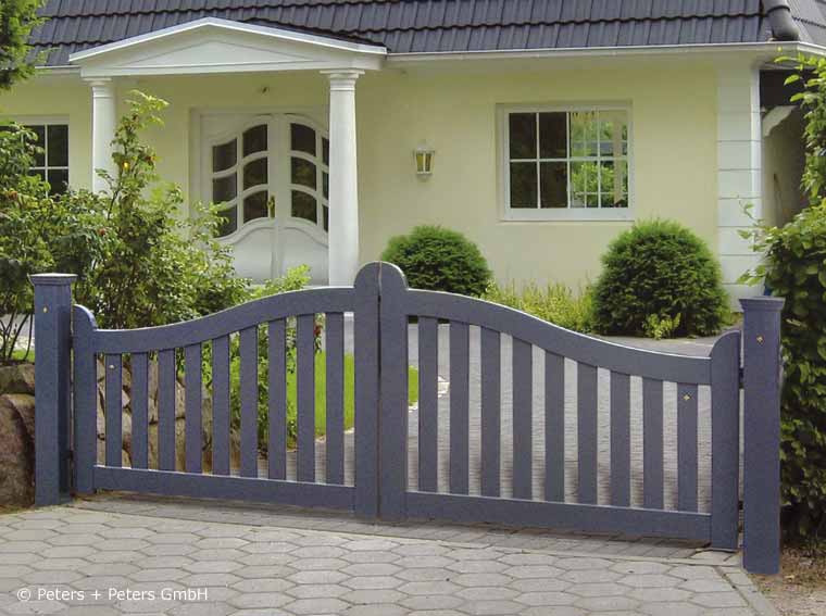 Sylter Gartentor mit Satteldach - Friesentor SCHLESWIG aus dauerhaftem Hartholz - Maßanfertigung von Peters + Peters.