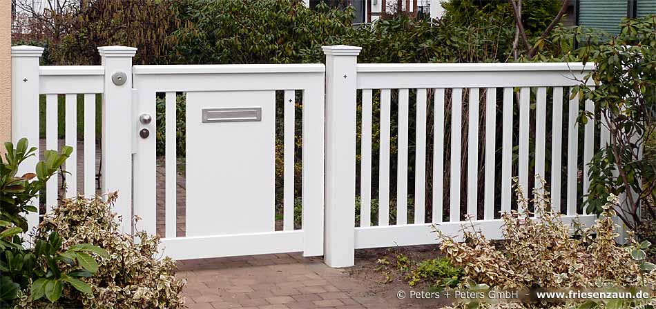 Einzeltor Holzpforte weiß lackiert mit integriertem Briefkasten - Zubehör, Klingel und Briefschlitz aus Edelstahl