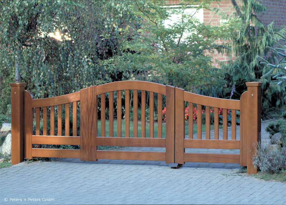 Holztor mit 1/3 - 2/3 Aufteilung - Asymmetrische Holz Gartentore KORTENLAND.