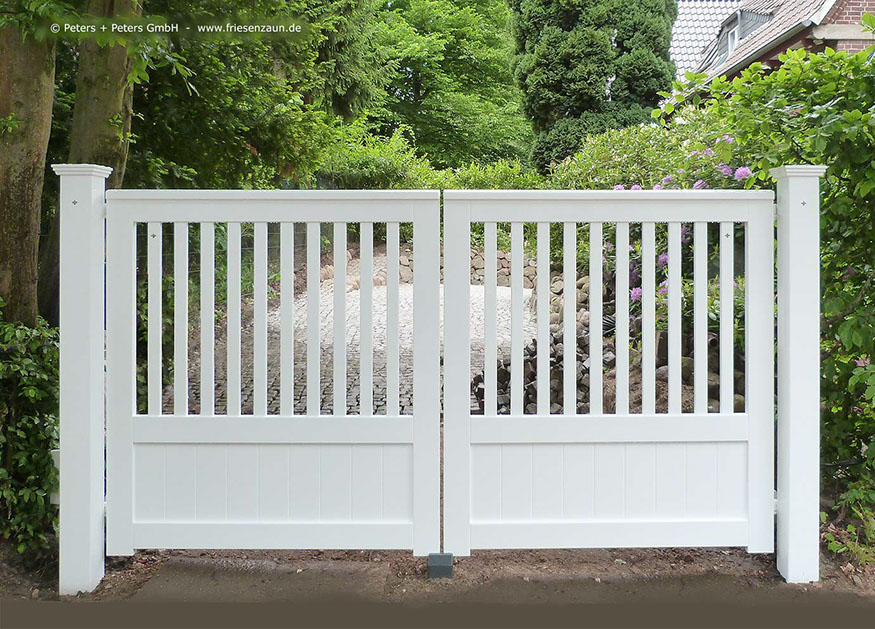 Weiße Sichtschutztore aus dauerhaftem ODUM-IROKO Hartholz - Gartentore mit der Lilie von Peters + Peters