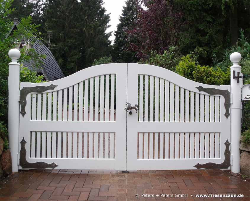 Weißes Gartentor - Ersatz für ein historisches Holztor - Neubau nach historische Vorbild.