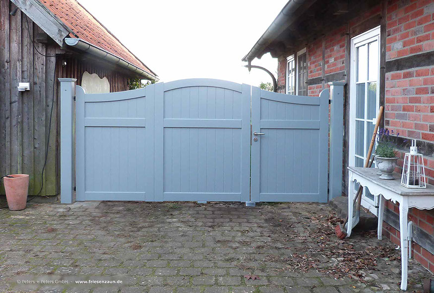 Hochwertige Holzgartentore in Sylter Friesentor-Qualität - Wetterfest lackierte Gartentore mit asymmetrischer Aufteilung.