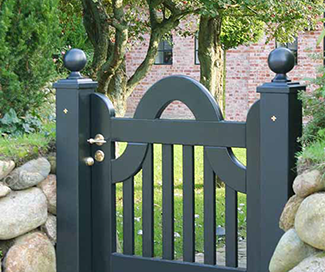 Sylter Gartenpforte LUXUS im Farbton "Grachtengroen" lackiert - Sylter Holzpforte mit Kugelpfosten im Friesenwall - Steinwall.