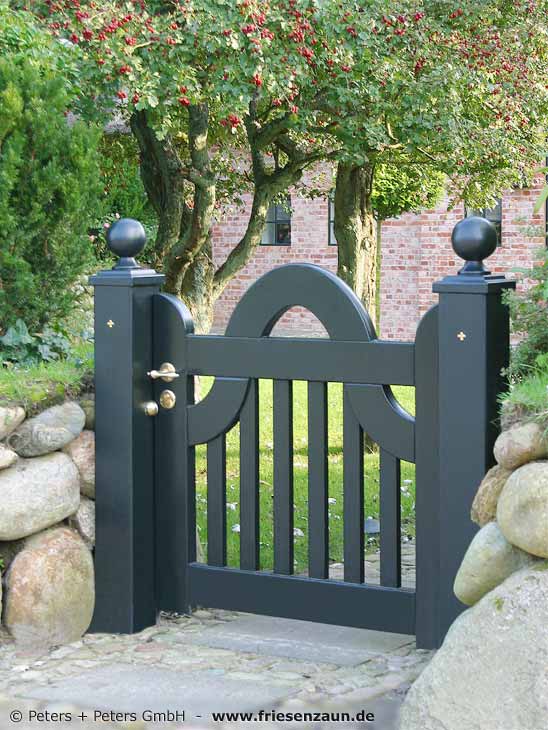 Sylter Gartenpforte LUXUS im Farbton "Grachtengroen" lackiert - Sylter Holzpforte mit Kugelpfosten im Friesenwall - Steinwall.