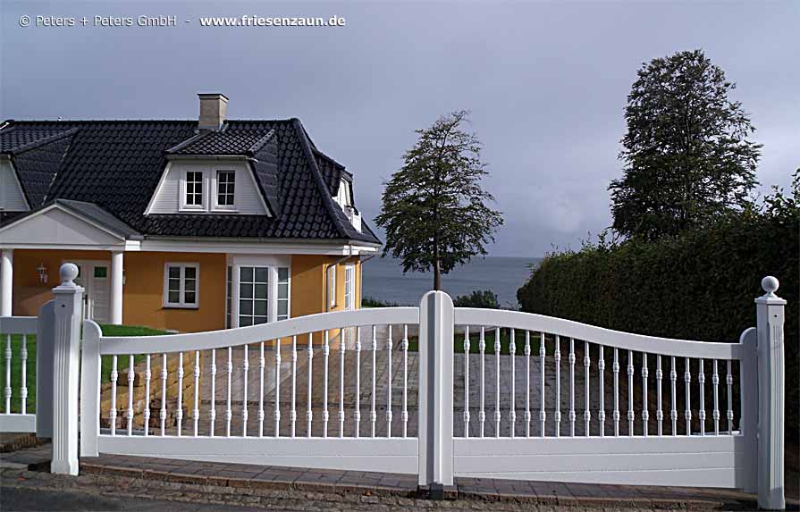 Sylter Gartentor mit Satteldach - Friesentor SCHLESWIG aus dauerhaftem Hartholz - Maßanfertigung von Peters + Peters.