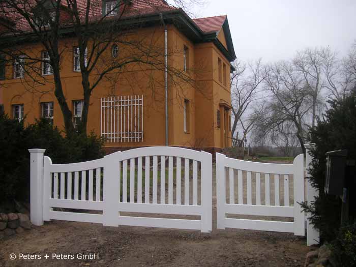 Sylter Gartentor mit Satteldach - Friesentor SCHLESWIG aus dauerhaftem Hartholz - Maßanfertigung von Peters + Peters.