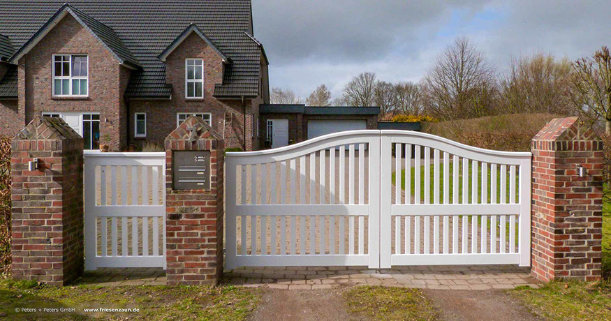 Die Sylter Friesentore von Peters + Peters werden nach Maß gefertigt - Anspruchsvolle Holztore mit blickhemmender Füllung.