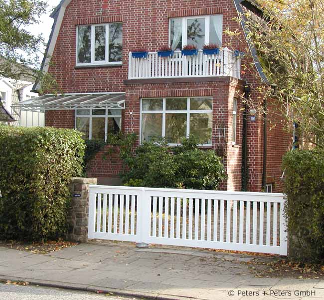 Gartentor OHLAND - Weiße Holztore - Asymmetrische Gartentore mit einem großem und einem kleinen Torflüge