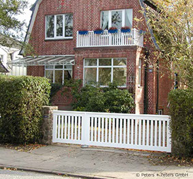 Gartentor OHLAND - Weiße Holztore - Asymmetrische Gartentore mit einem großem und einem kleinen Torflüge