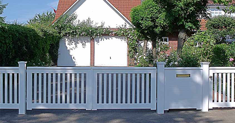 Individuell gefertigter Gartenzaun mit Doppeltor, Briefkasten und Einzeltor - Hartholz weiß mit 25 Jahren Garantie.