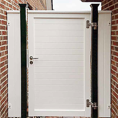 Blickdichtes Einzeltor aus ODUM-IROKO Hartholz - Pfosten Farbton RAL 6009 tannengrün