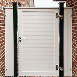 Blickdichtes Einzeltor aus ODUM-IROKO Hartholz - Pfosten Farbton RAL 6009 tannengrün