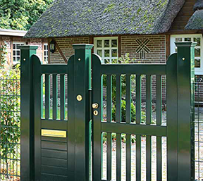 Einzeltor grün - Höhe 200 cm - Holztür Garten mit Briefkasten und Klingel.