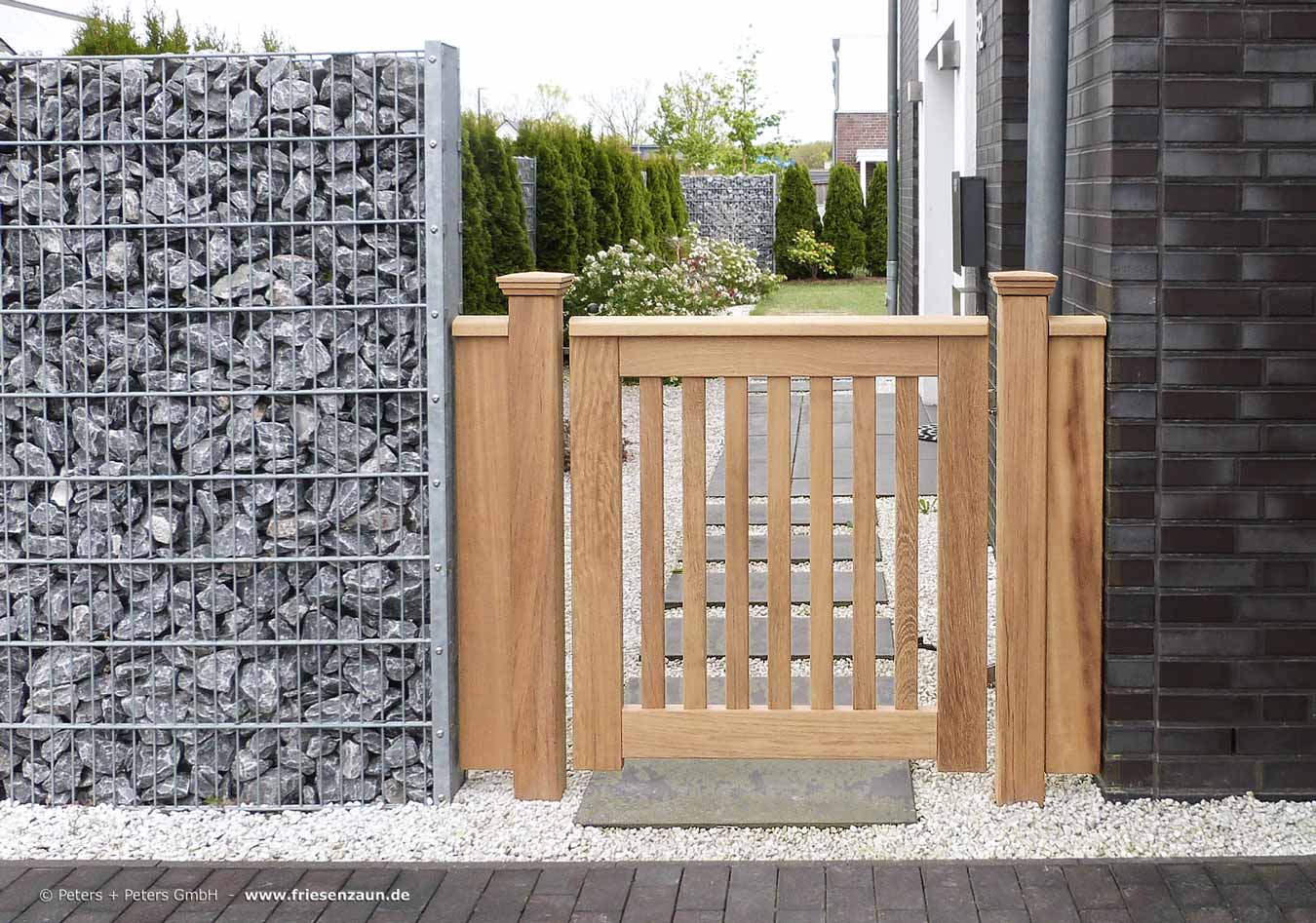 Doppeltor Holztor OHLAND mit elektrischem Torantrieb - Torautomatik - Lösung ohne Auflaufstütze in der Mitte.