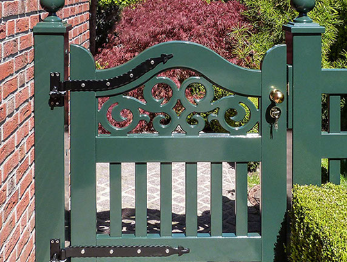 Gartentor im Sylter Friesenstil - Holztor FRIESLAND - Hartholz weiß oder farbig lackiert - Einfahrtstore von Peters + Peters.