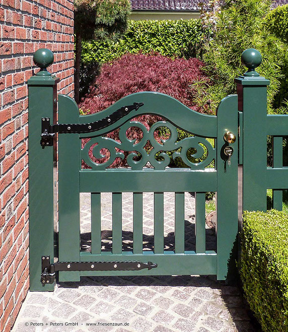 Gartentor im Sylter Friesenstil - Holztor FRIESLAND - Hartholz weiß oder farbig lackiert - Einfahrtstore von Peters + Peters.