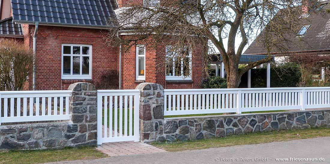 Gartenpforte und Gartenzaun Hartholz weiß - Premium Holzzaun auf Steinmauer montiert