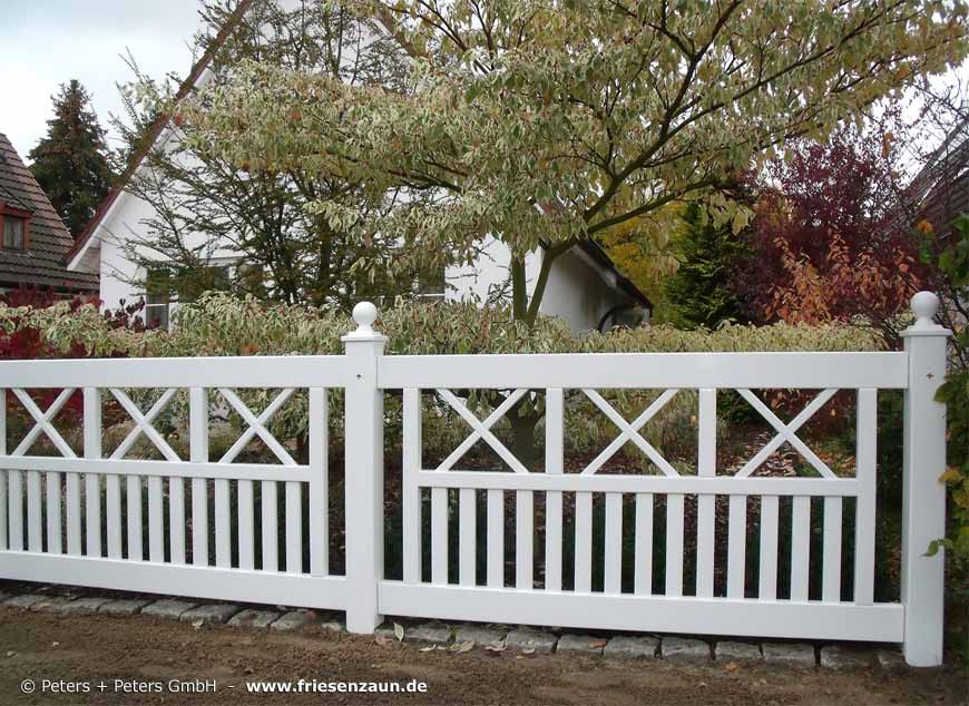 Sylter Gartentor mit Satteldach - Friesentor SCHLESWIG aus dauerhaftem Hartholz - Maßanfertigung von Peters + Peters.