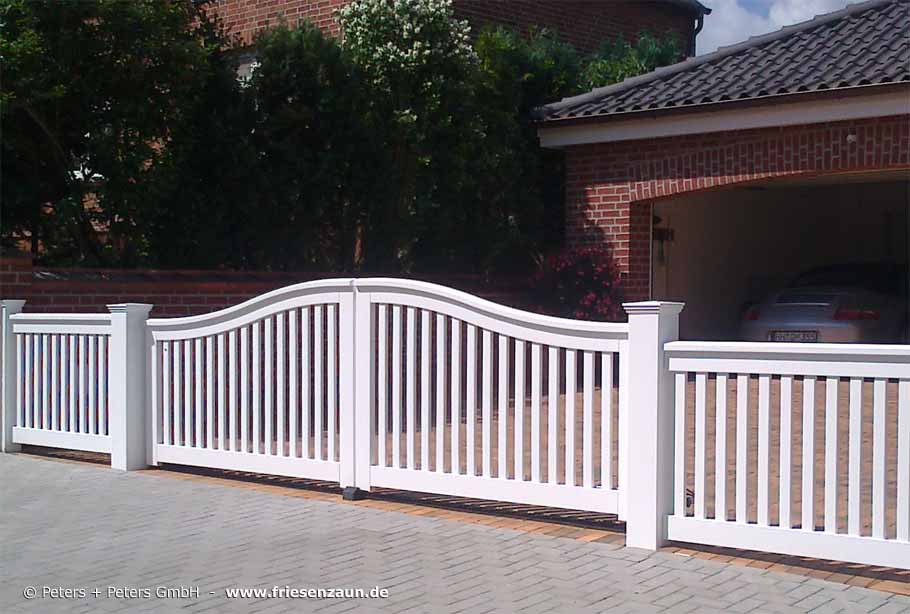 Für den anspruchsvollen Kunden - hochwertige Gartentore von Peters + Peters erkennen Sie an der Goldenen Lilie.