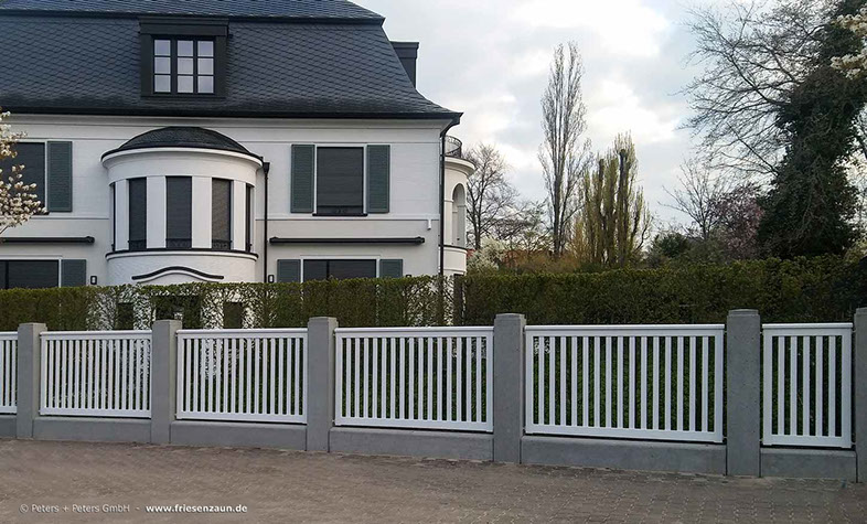 Weißer Holzzaun mit Satteldach aus dauerhaftem Hartholz - Der richtige Rahmen für das beeindruckende Anwesen