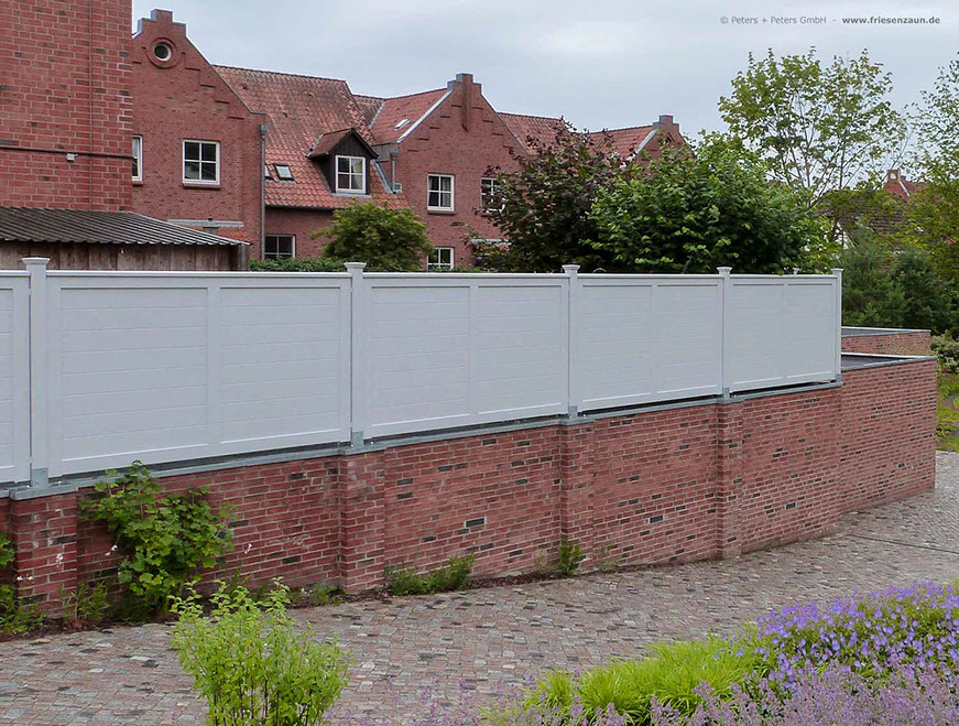 Gartentor BERGSTEDT - Weiße Holztore nach Maß gefertigt - Gartentore in mehr als 200 RAL-Farben.
