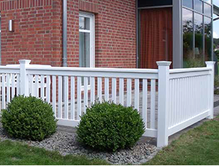 Sichtschutz Trennwand Terrasse - massiver Sichtschutzzaun aus wertvollem Hartholz - Gartenzaun blickdicht mit 25 Jahren Garantie.