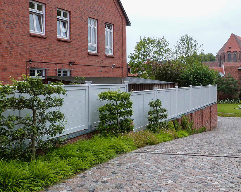 Gartentor BERGSTEDT - Weiße Holztore nach Maß gefertigt - Gartentore in mehr als 200 RAL-Farben.
