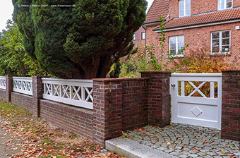 Individuell gestaltet - Gartentor OHLAND - Weiße Holztore mit integriertem Briefkasetn im Torflügel
